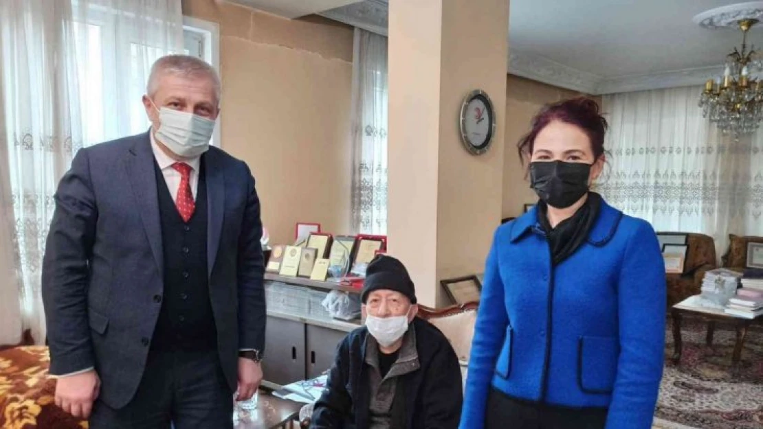 101 yaşındaki doktor 4'üncü doz aşısını yaptırdı