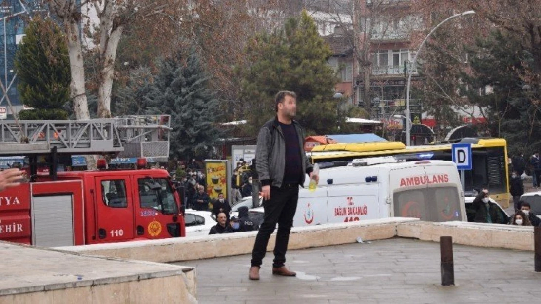 15 Temmuz Meydanı'nda kendini yakmaya çalıştı, polis ikna etti