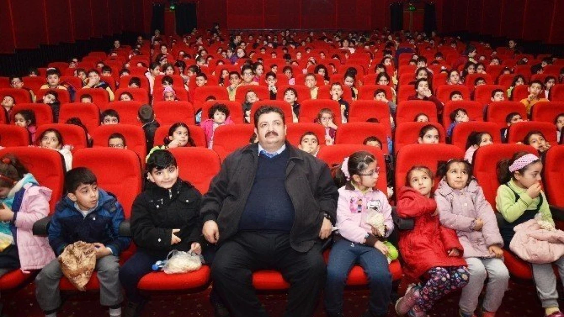 Harçlıklarını biriktirip sinemaya gittiler