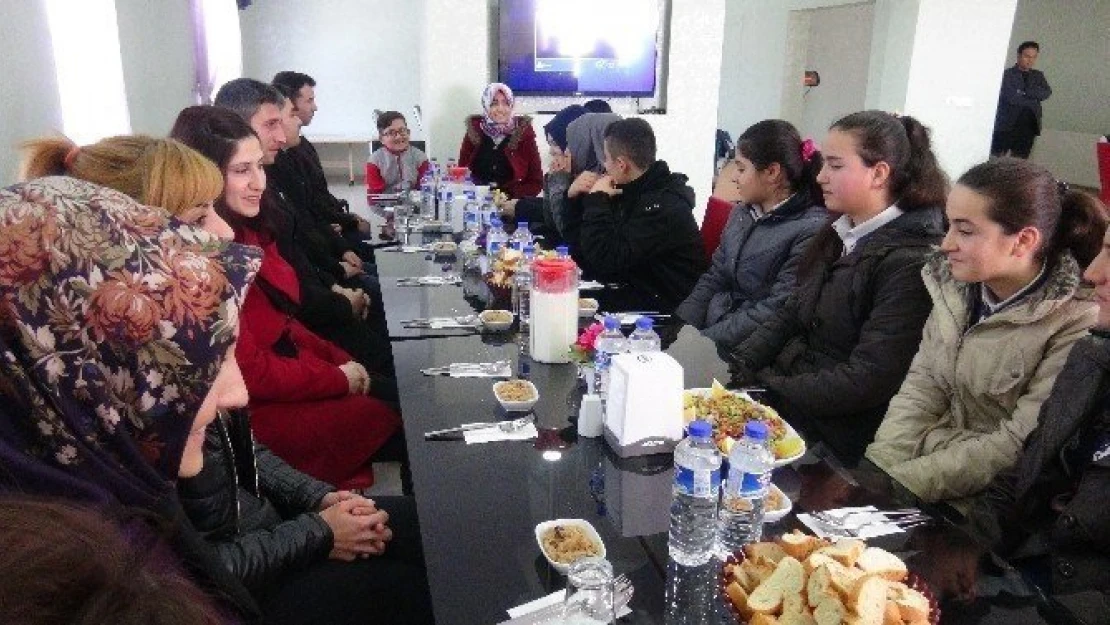 TEOG sınavında başarılı olan öğrencilere ödül verildi
