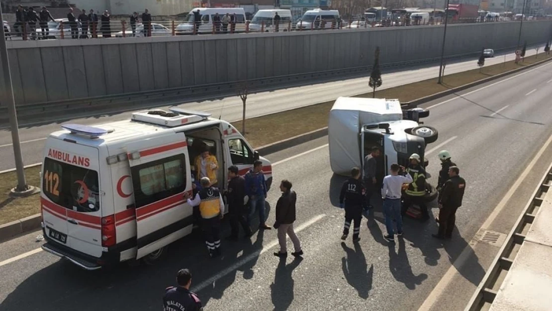 Pikap, alt geçit girişinde yan yattı: 3 yaralı