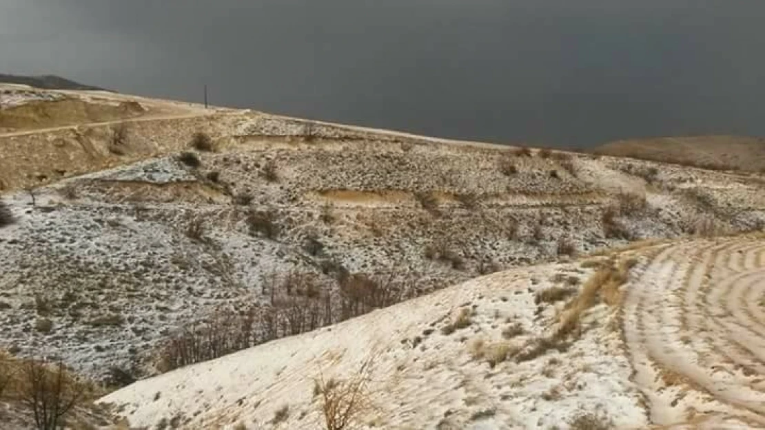 Akçadağ'a dolu yağdı! Her yer bembeyaz...