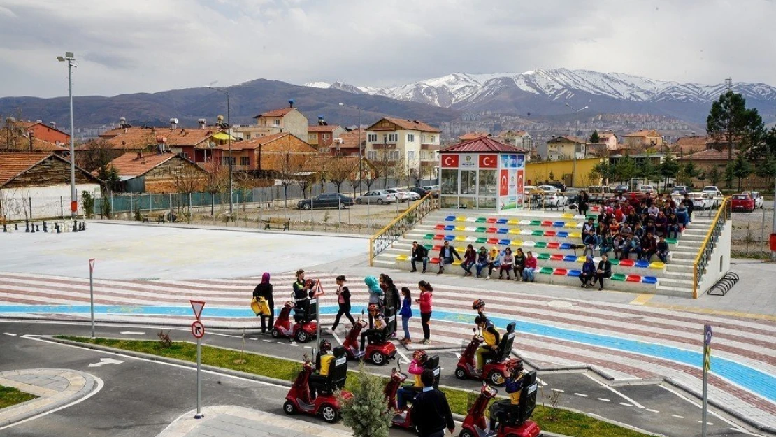 Öğrencilere uygulamalı trafik eğitimi