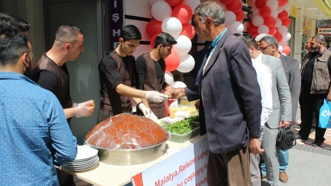 Referandumdan 'Evet' çıkmasını çiğköfte dağıtarak kutladı
