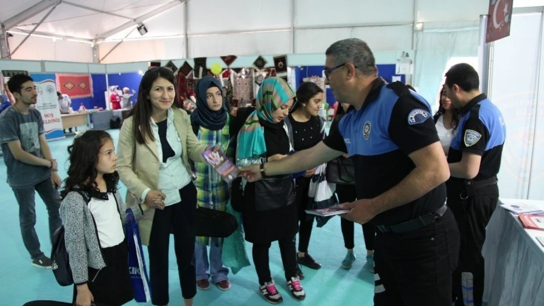 Toplum Destekli Polislik Şube Müdürlüğünden bilinçlendirme standı
