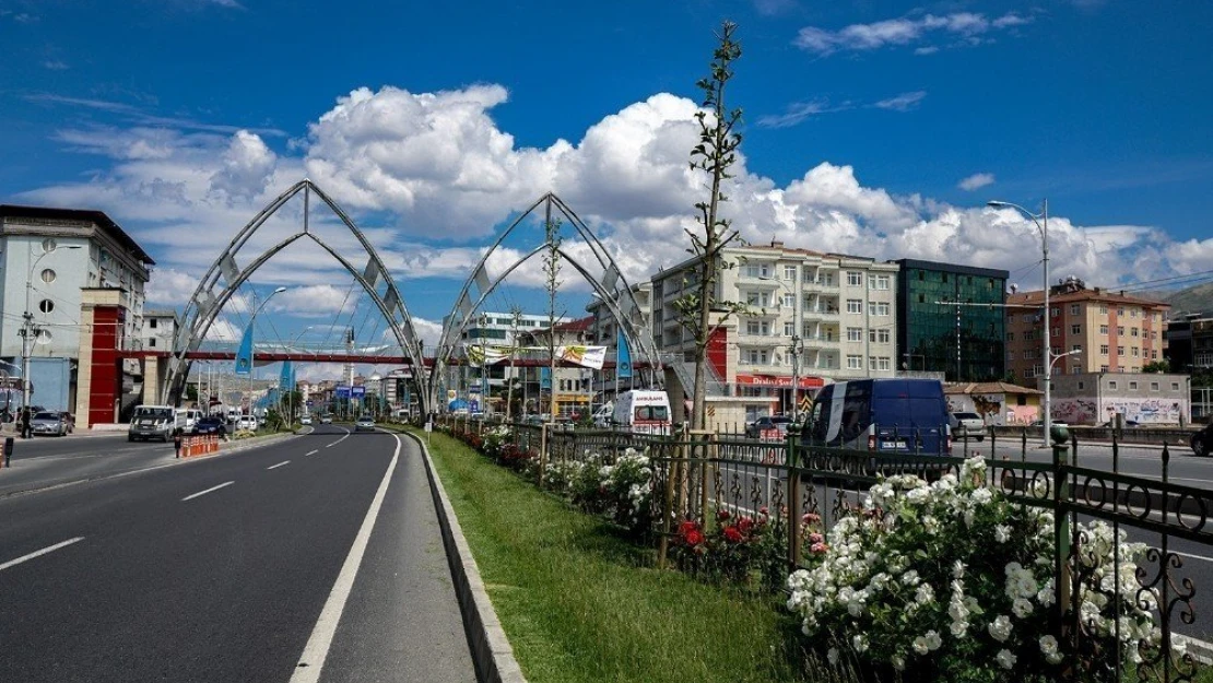 Çevre yolu çiçek bahçesi oldu
