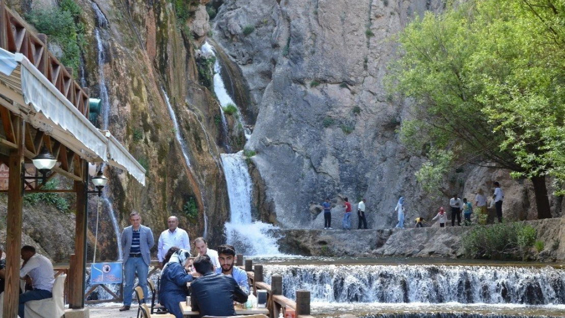 Günpınar Şelalesine ziyaretçi akını başladı
