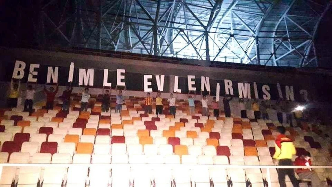 Sevdiği kıza statta evlenme teklif etti
