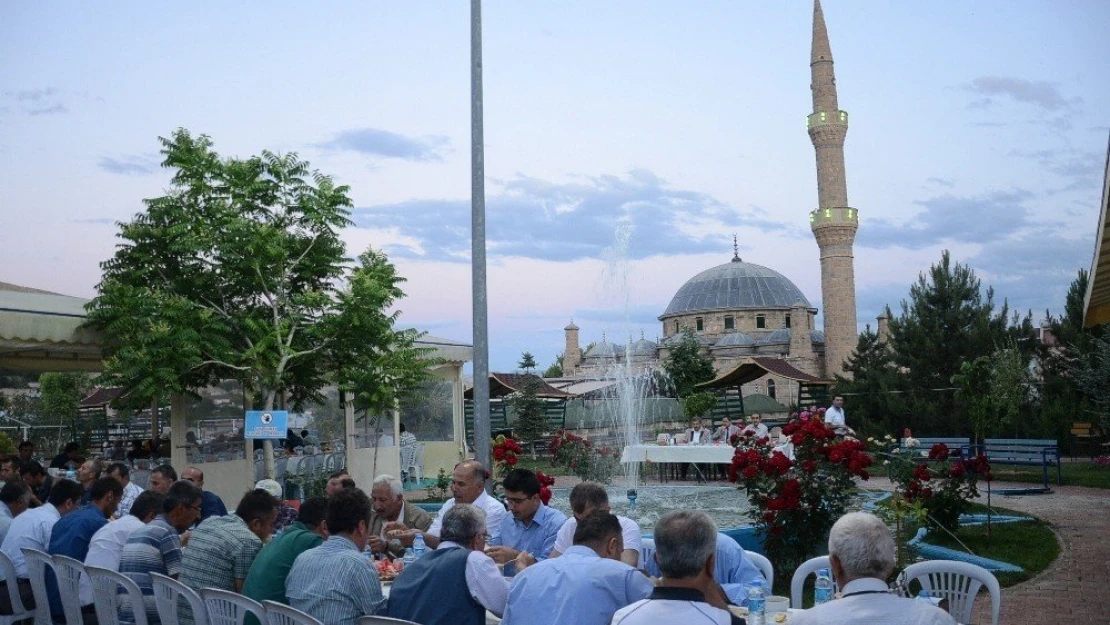 Başkan Eser belediye çalışanları ile iftarda bir araya geldi
