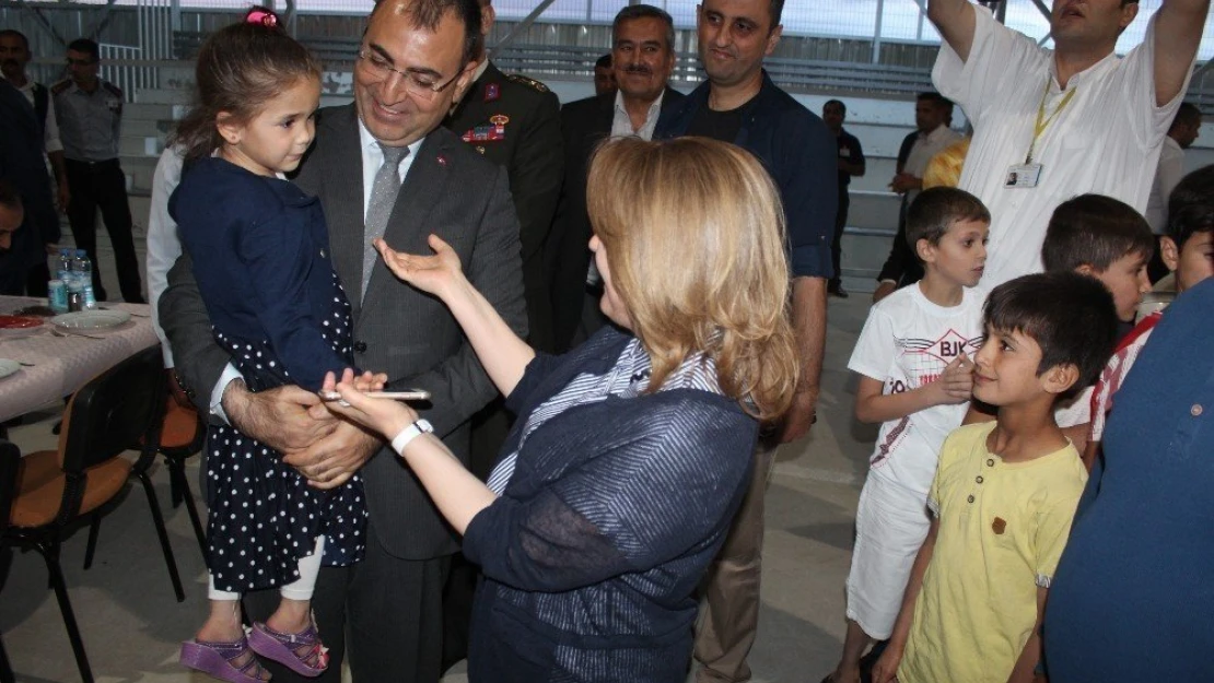 Malatya Valisi Toprak,MABEK 'te kalan  Suriyelilerle iftar açtı
