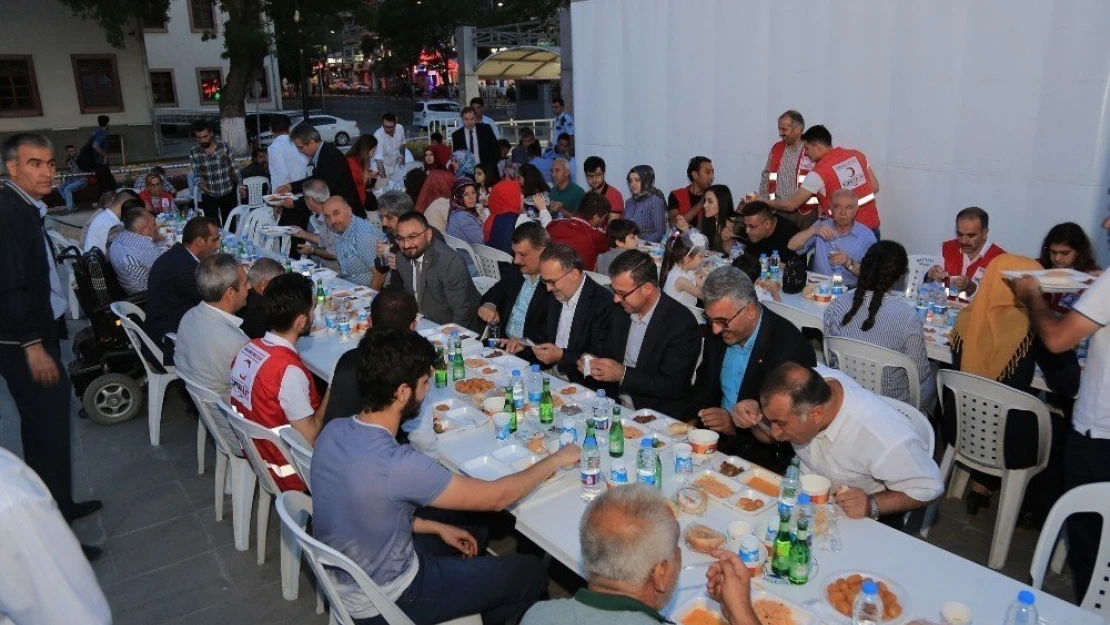 Battalgazi Belediyesi İftar Çadırında 2 bin 500 kişiye iftar verildi
