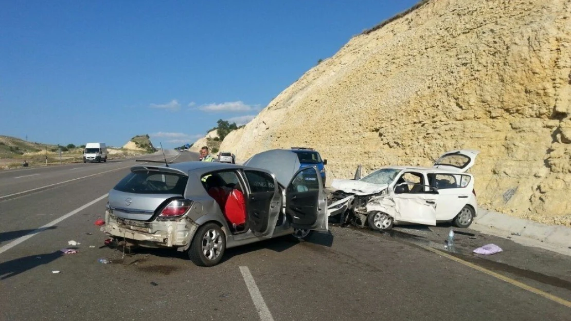 İki otomobil kafa kafaya çarpıştı: 2 ölü, 6 yaralı
