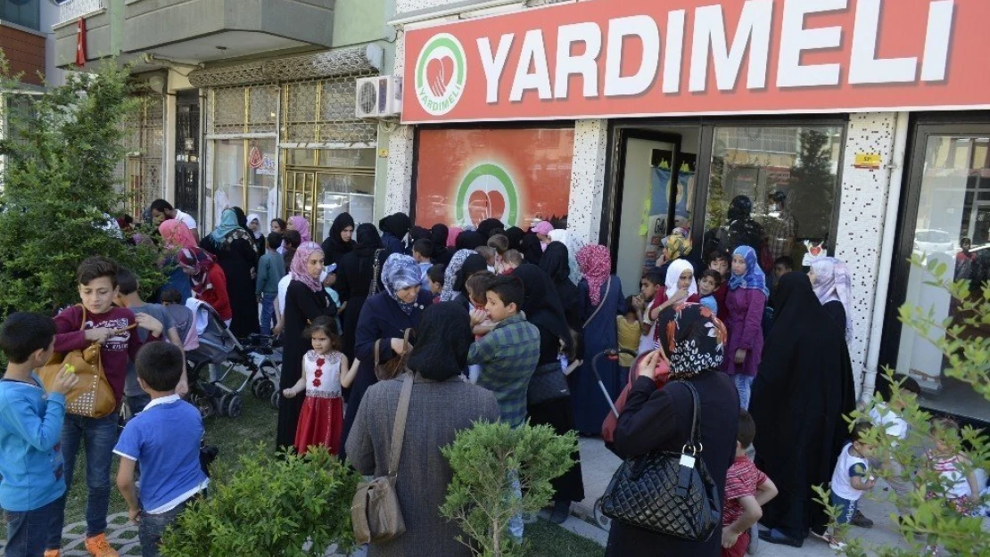 Yardımeli Derneğinden 210 aileye gıda ve elbise yardımı
