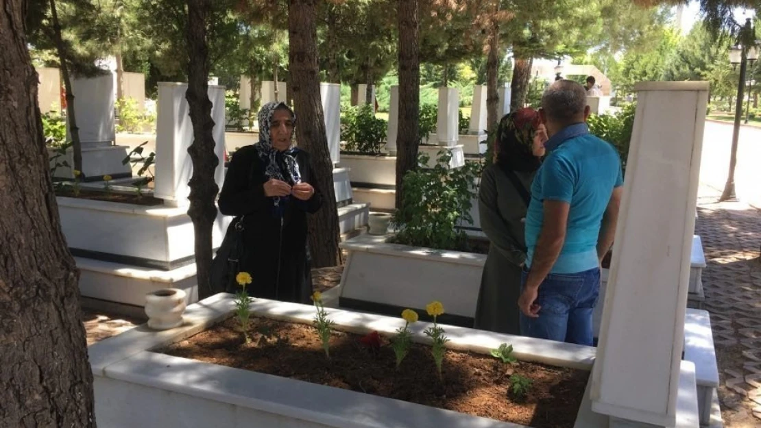 Malatya'da şehitlik ziyaretleri duygusal anlar yaşattı
