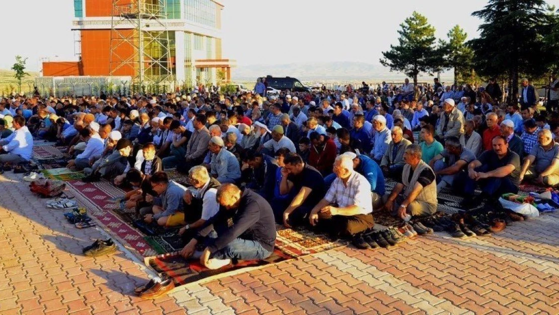 Bakan Tüfenkci bayram namazını Malatya'da kıldı
