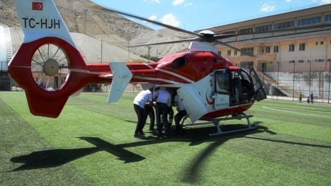 Kalp krizi geçiren yaşlı kadın ambulans helikopter ile hastaneye taşındı
