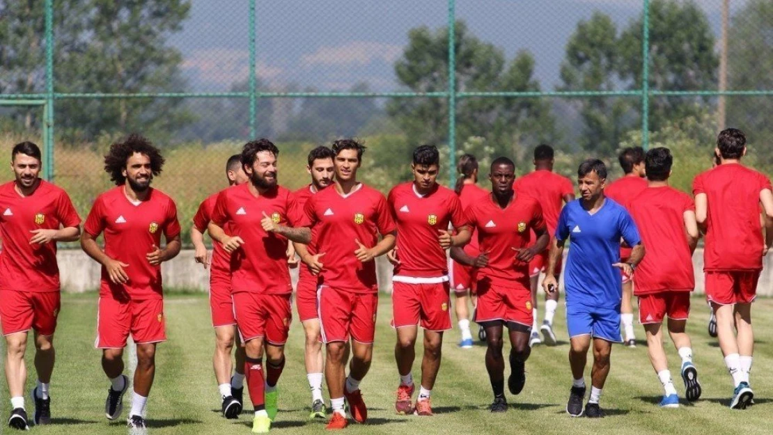 Ertuğrul Sağlam, kampta futbolcularına göz açtırmıyor
