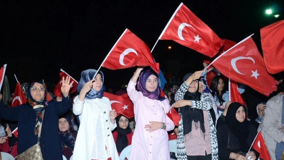 Darende'de 15 Temmuz'da vatandaşlar meydanları doldurdu
