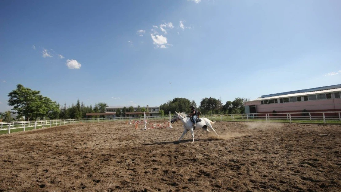 Binicilik dersleriyle atçılık sevgisi aşılanıyor
