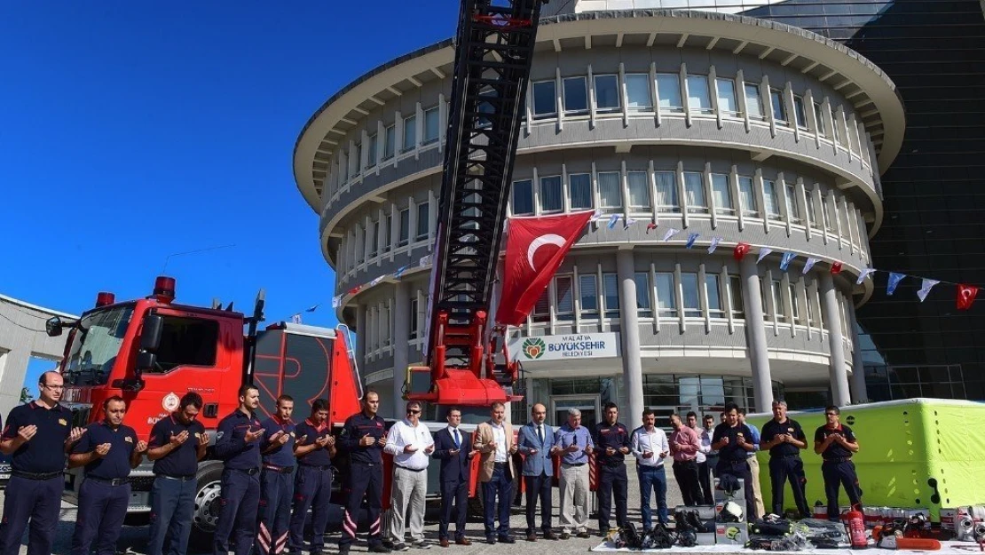 Büyükşehir Belediyesinden itfaiye teşkilatına modern itfaiye aracı
