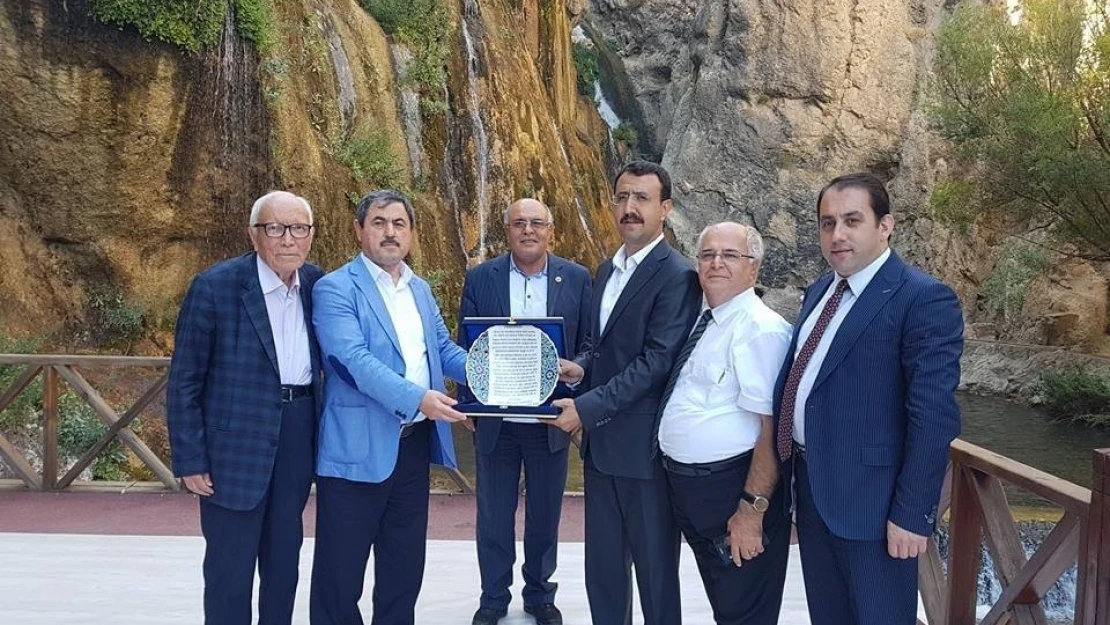 Darende Belediye Başkanı Eser'den Gürün Kaymakamına plaket
