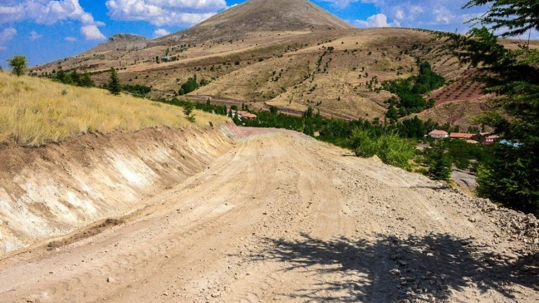 Büyükşehir Kuluncak'ta yol çalışmalarına hız verdi
