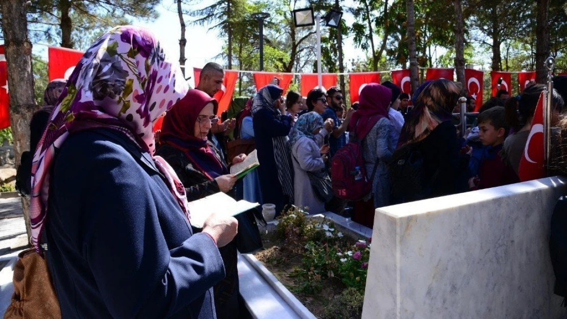 Malatya'dan 350 kişilik heyet şehit Ömer Halisdemir'in kabrini ziyaret etti
