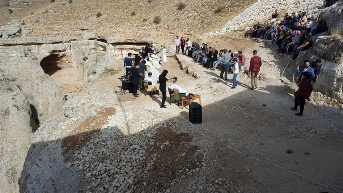 Usta kuaförlerden metrelerce yüksekte tıraş şovu
