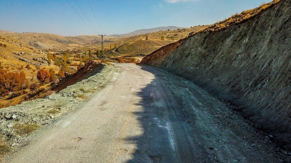 Büyükşehir, Akçadağ'da yol çalışmalarına devam ediyor
