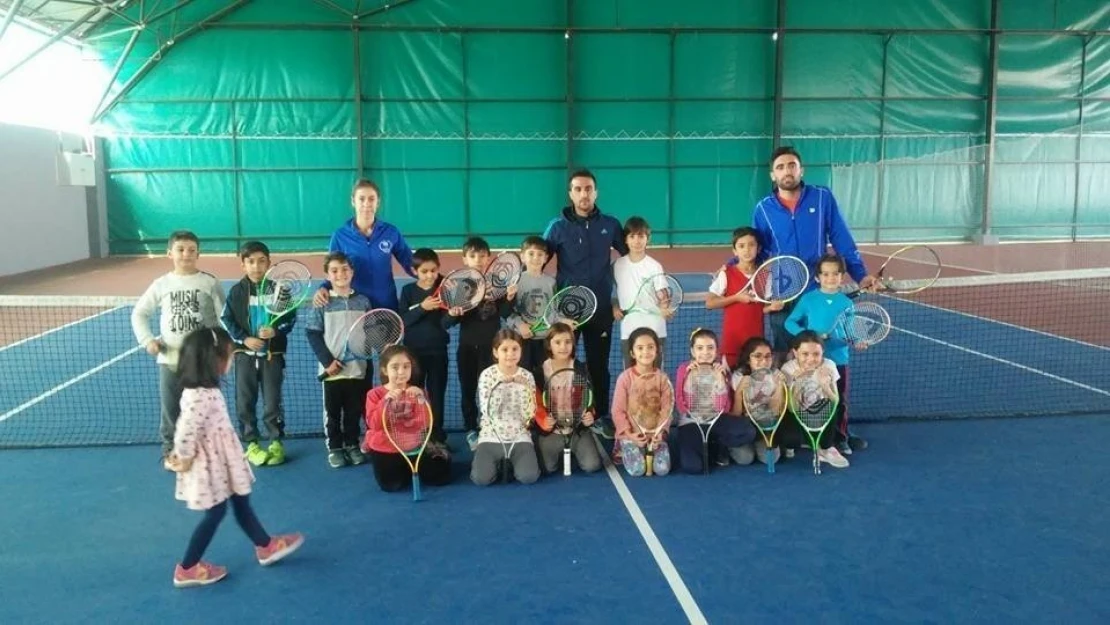 Öğrenciler tenis öğreniyor
