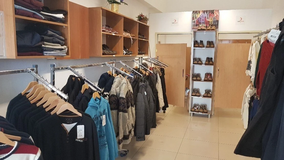 Kızılay Genç Butik Mağazası öğrencileri bekliyor