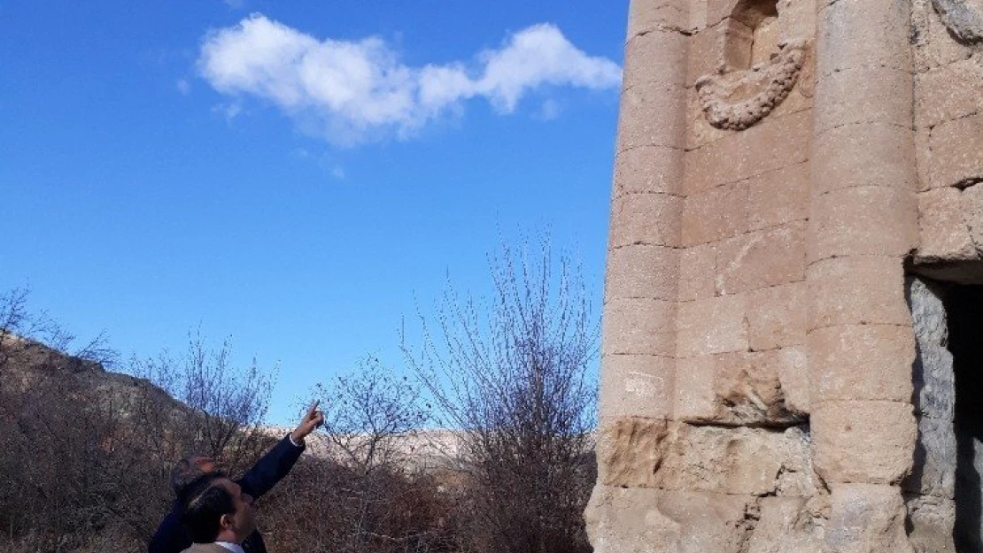 Kaymakam Zengince tarihi mescitte incelemelerde bulundu
