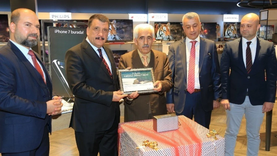 Yılın emekli öğretmenine ödül
