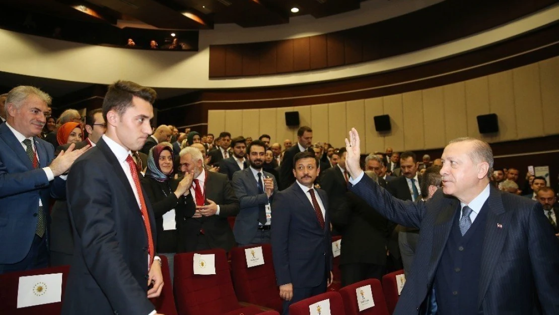 'Terör örgütünün arkasından bayrak sallamakla demokrat olunmaz!'