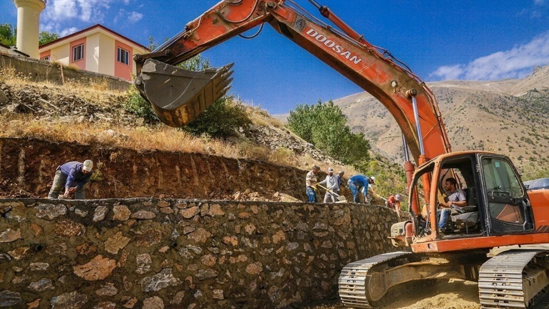 Büyükşehir 3 yılda 53 menfez, 91 bin metreküp taş duvar yaptı
