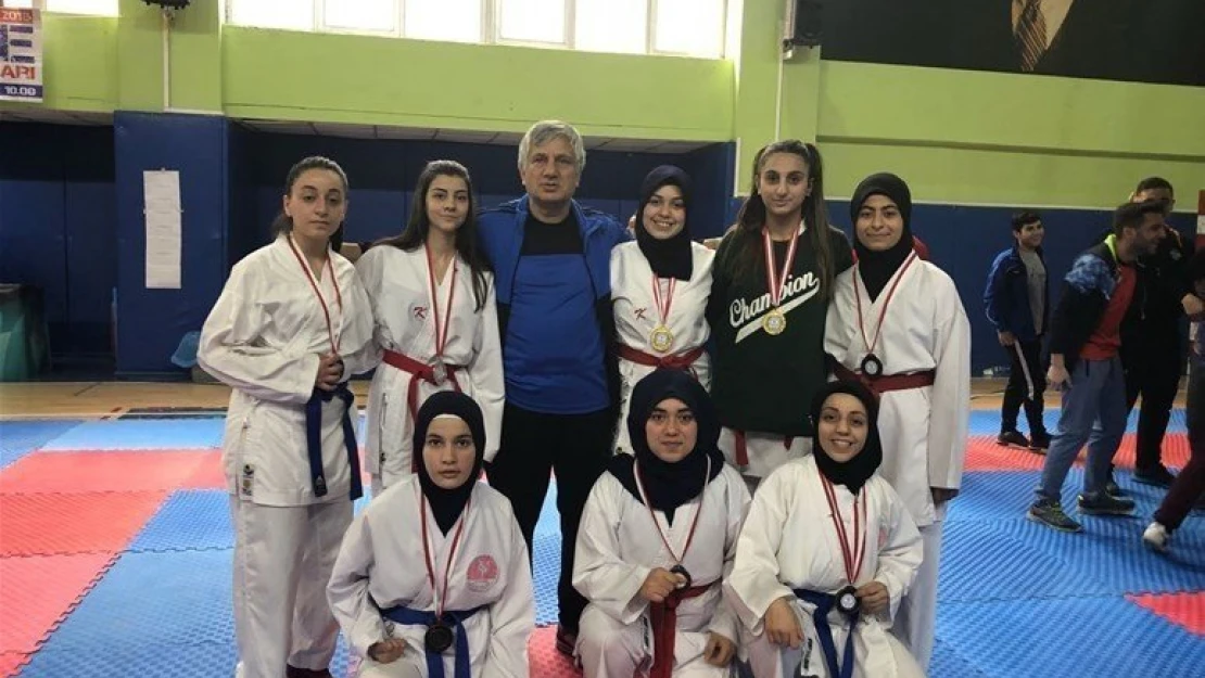 Karate şampiyonasından dereceyle döndü
