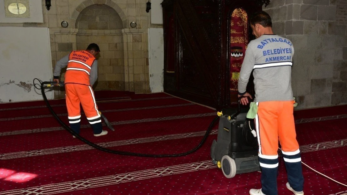 İbadethanelerde temizlik çalışmaları devam ediyor
