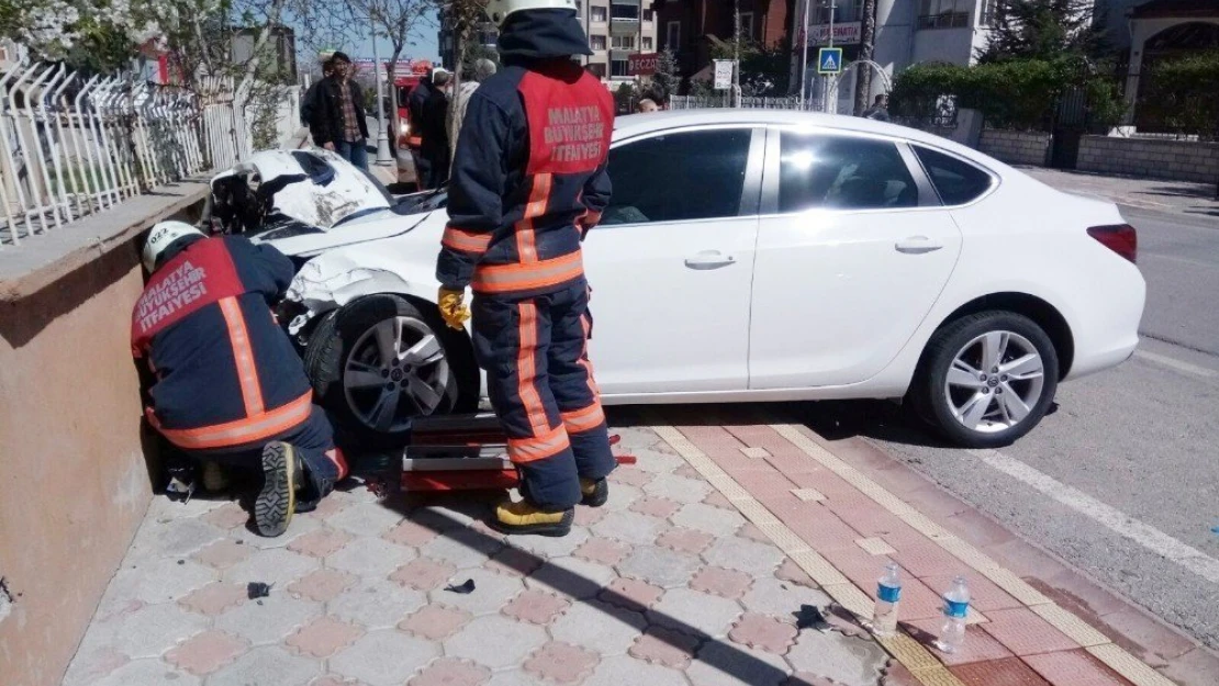 Direksiyon başında kalp krizi geçiren sürücü 3 araca çarptı
