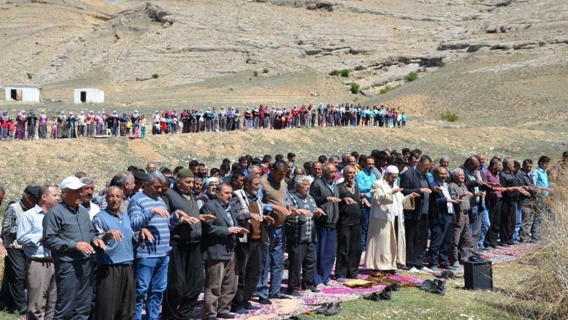 Darendeliler yağmur duasına çıktı
