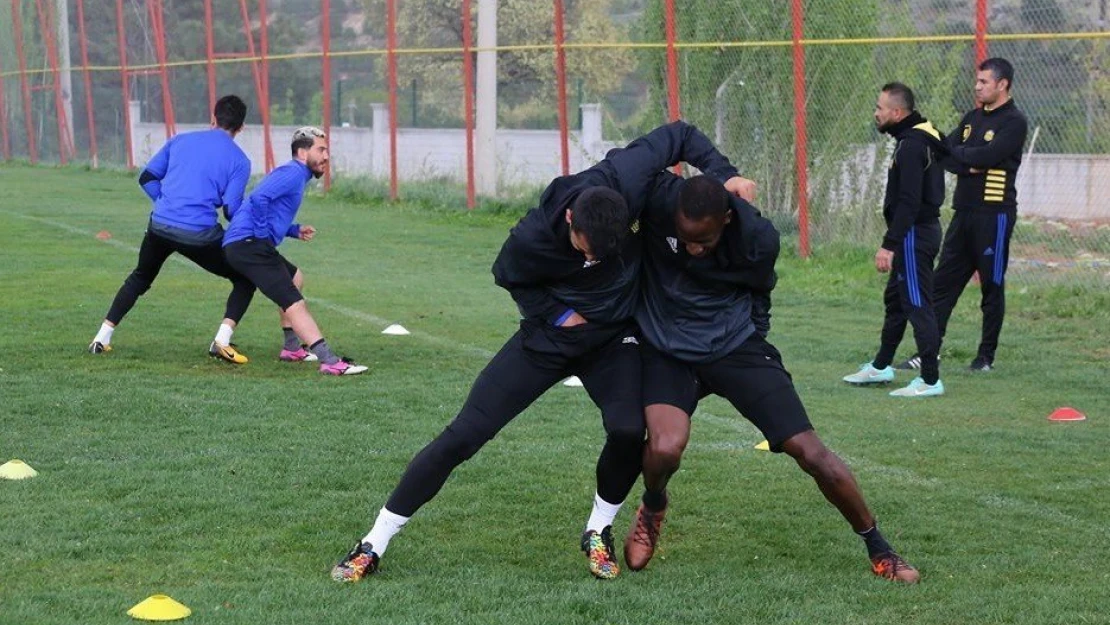 E.Yeni Malatyaspor, A.Alanyaspor maçına yoğun yağmur altında çalıştı
