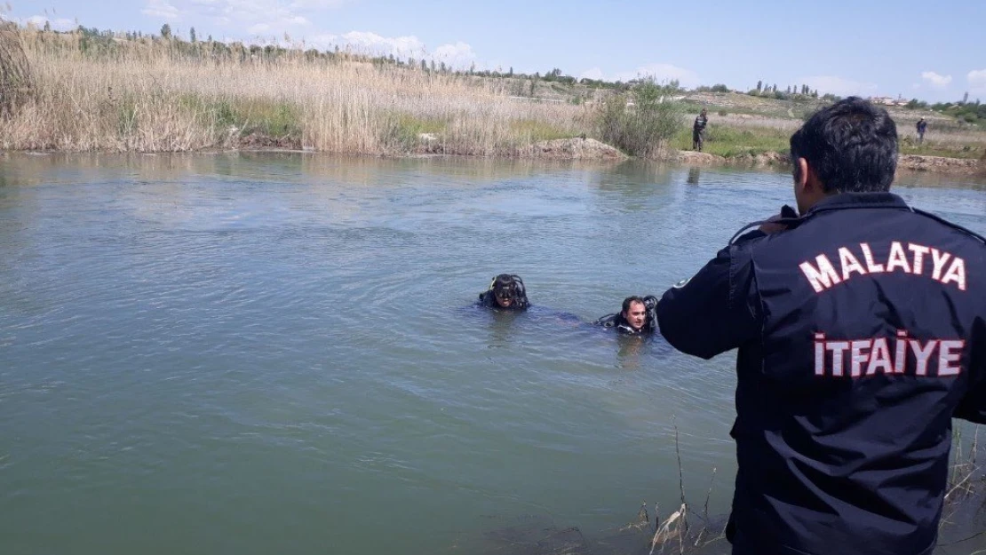 Balık tutmaya gittiği çayda boğuldu
