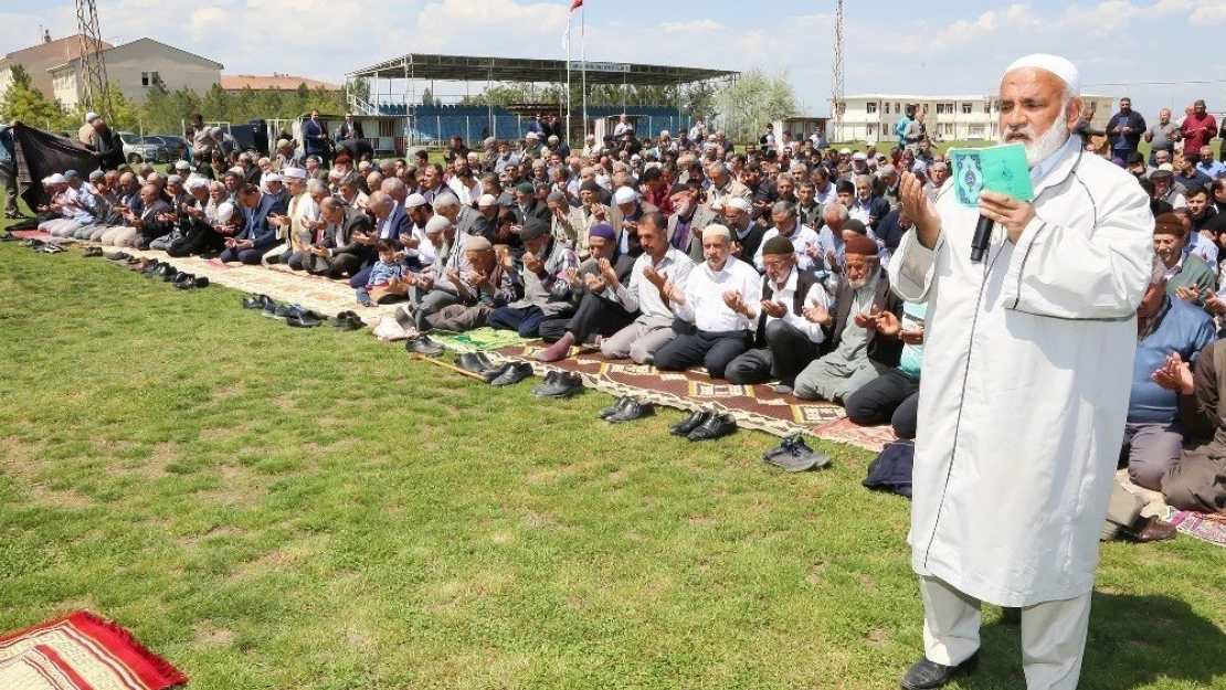 Battalgazi'de yapılan yağmur duasına yoğun katılım
