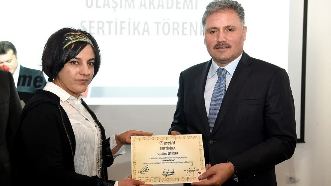 Eğitime katılan personellere sertifikaları verildi
