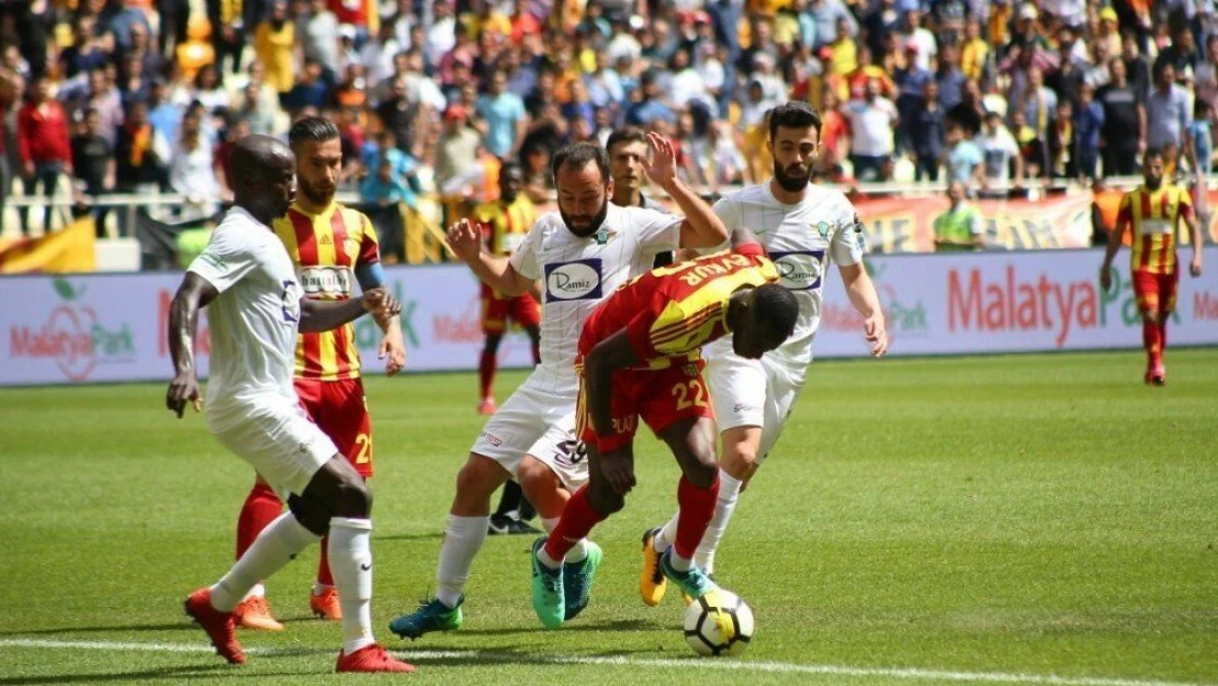 E. Yeni Malatyaspor: 0 - T.M. Akhisarspor: 0 (İlk yarı)
