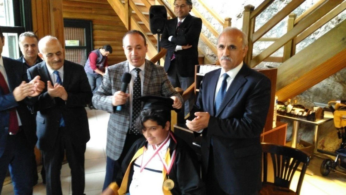 Engelli öğrencilerin mezuniyet sevinci