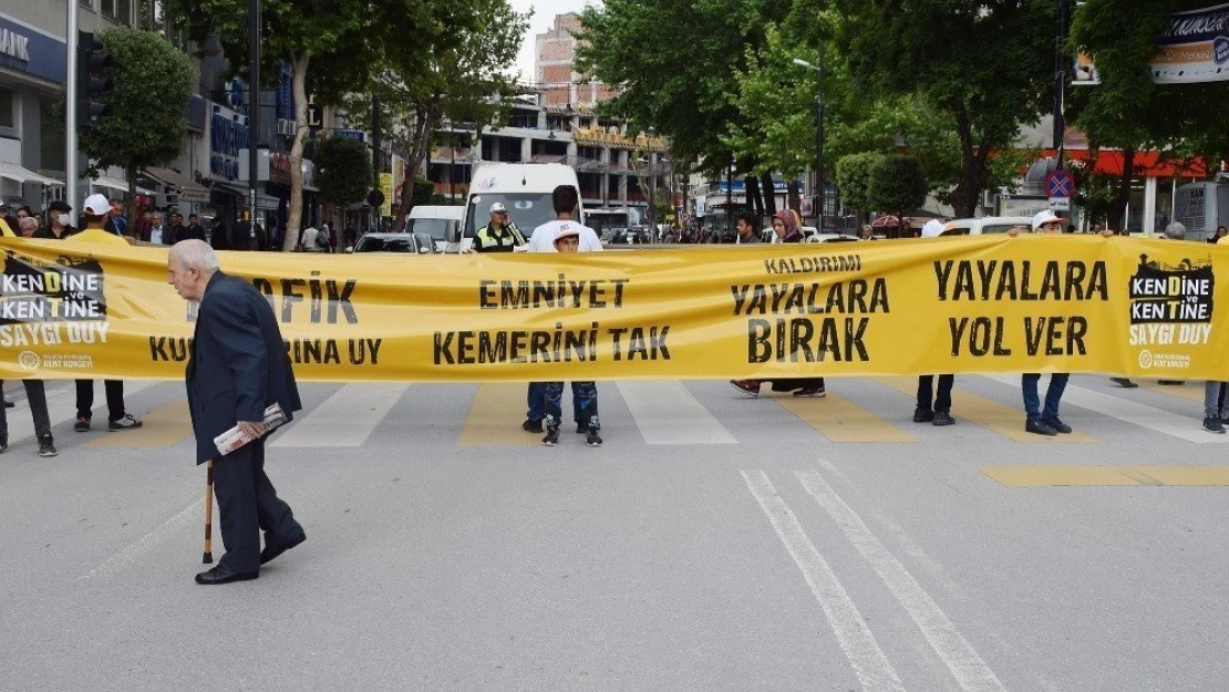 Çocuk Meclisi, trafik farkındalığı için yol kapattı