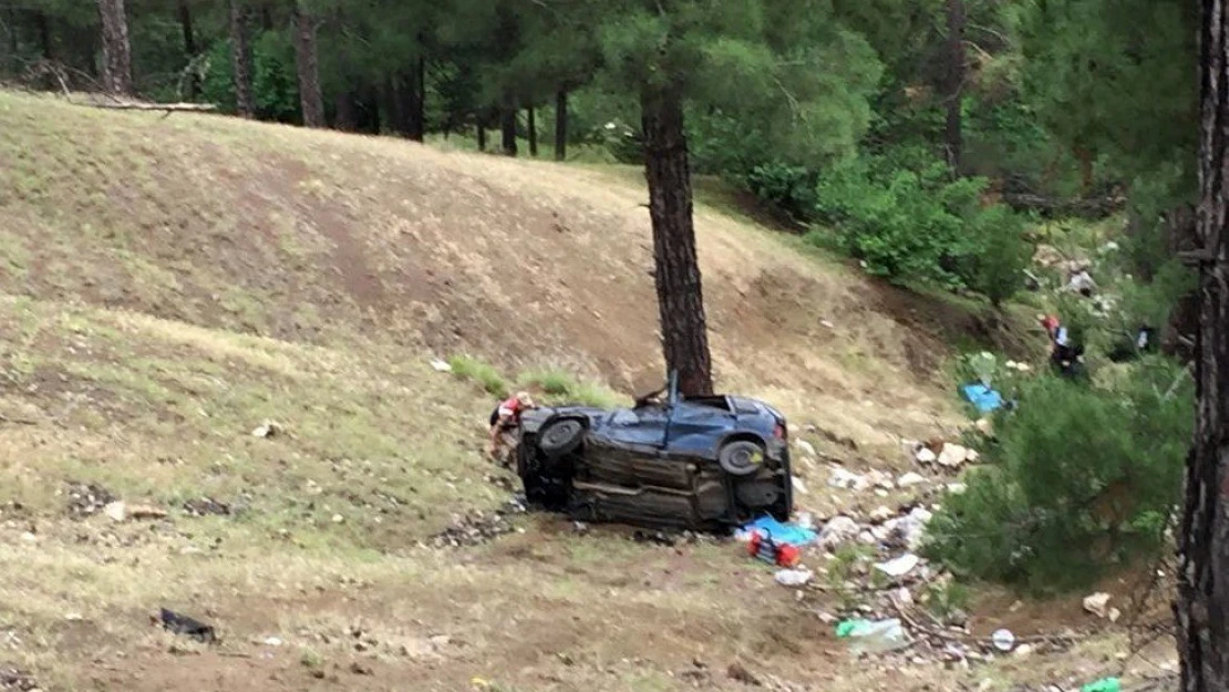 Otomobil şarampole devrildi: 2 ölü, 2 yaralı