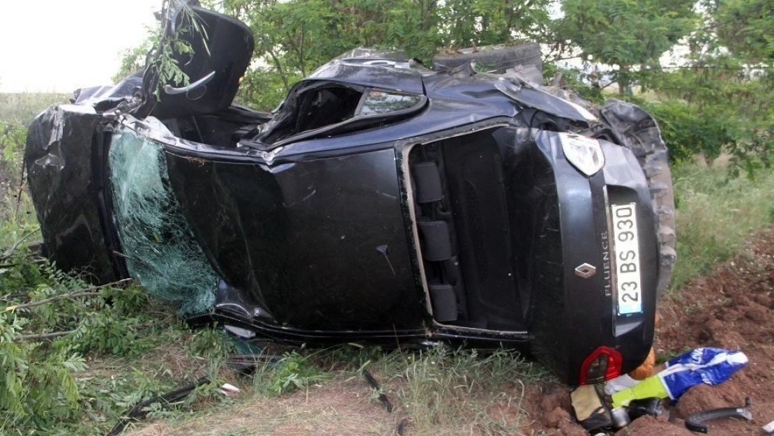 Elazığ'da otomobil şarampole uçtu: 4 yaralı