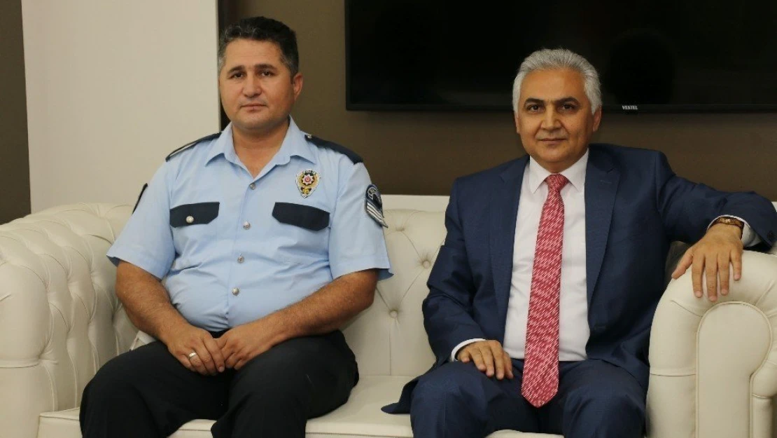 Duyarlı polise Kent Konseyi'nden plaket