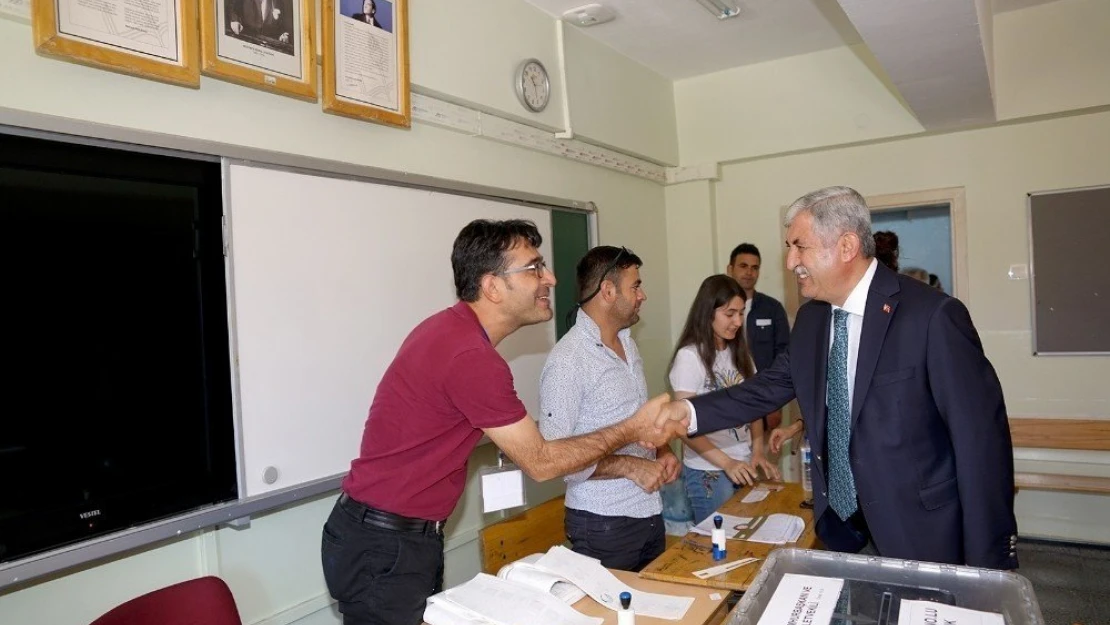 Belediye Başkanı Polat, ailesiyle birlikte oyunu kullandı